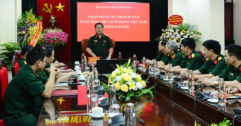 Thượng tướng Nguyễn Trọng Nghĩa thăm và chúc mừng Báo Quân đội nhân dân